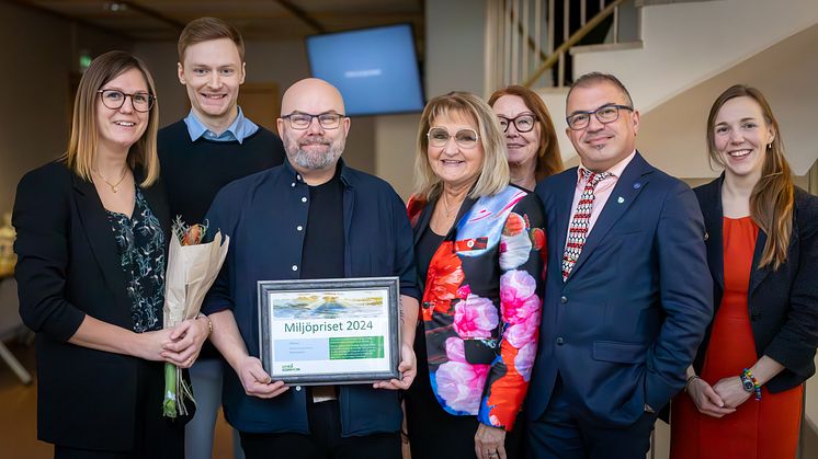 Umeå kommuns miljöpris 2024 har tilldelats Returbutiken Umeå kommun. Från vänster Emelie Johansson, arbetsledare, Jona Wikars, handläggare och Ola Lundberg, verksamhetschef  för Arena för prövning/Returbutiken Umeå kommun.