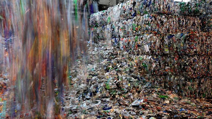 Logistikwege verkürzen, Rezyklateinsatz fördern: Veolia beteiligt sich an PET-Recyclinganlage in Norwegen 