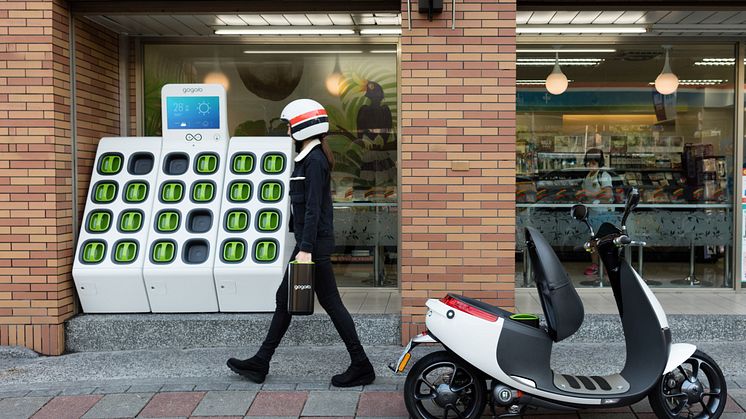 A user changing their battery at a Gogoro battery-swapping station