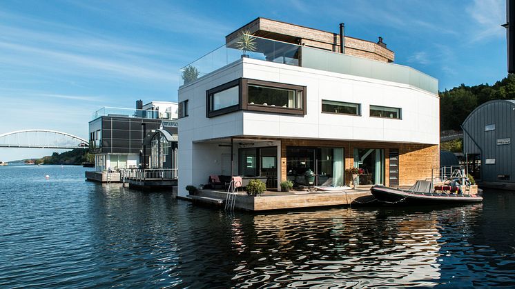 Flytande villan med vit fibercement Cembrit Patina