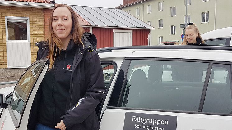 Sandra vid bilen