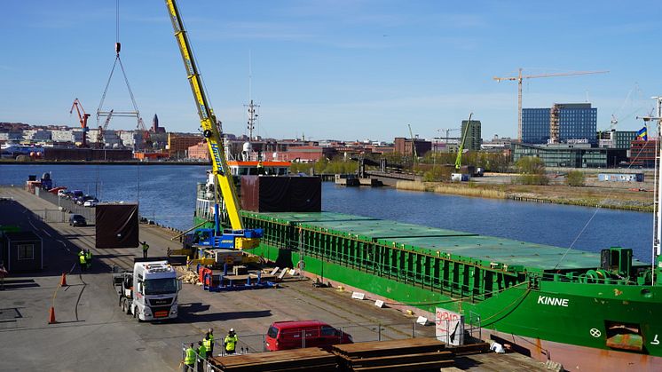 I Frihamnen lossades på torsdagen ett 40-tal nya moduler till det pågående bygget av temporära bostäder på Kvillepiren. Foto: Älvstranden Utveckling