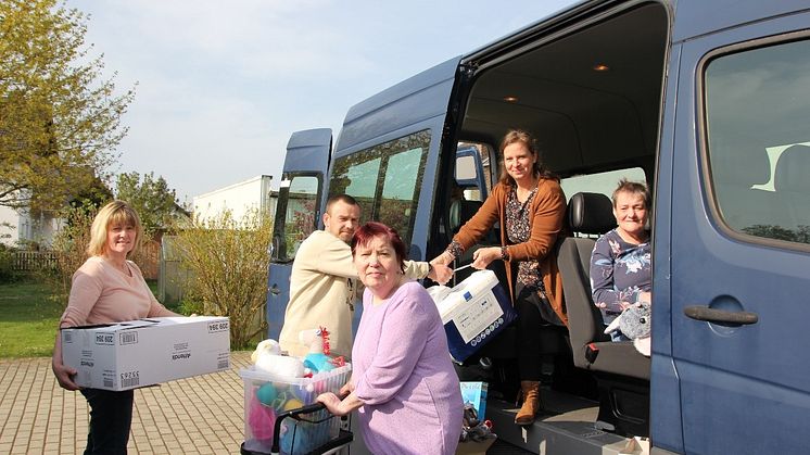 Annette Stein, Oliver Schürer, Rosemarie Schacht, Matthias Klement (hinten im Bus sitzend), Susanne Jungklaus und Cornelia Braicks (von links) sammelten zusammen mit anderen Bewohner*innen und Mitarbeitenden Hilfsgüter.