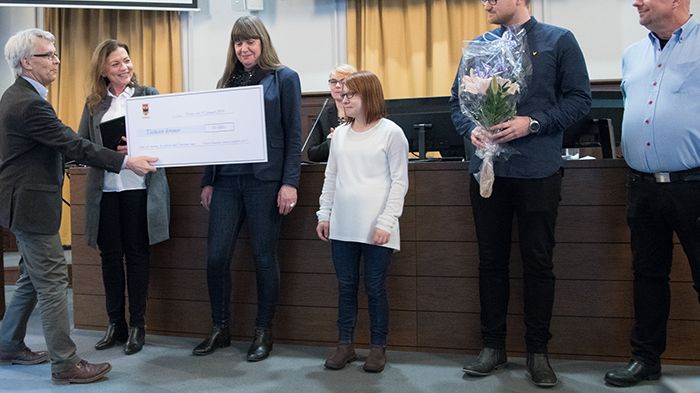 Lennart Bondeson (KD), kommunalråd, delar ut prischecken till Eva Jöbo, Margareta Dahlén, Kamila Rzemiszewska, Daniel Askerlund och Jörgen Beyron.