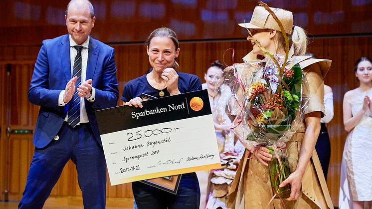 Sparbanken Nords vd, Gunnar Eikeland, tillsammans med vinnaren  Johanna Borgenstål och modellen Klara Degerman.