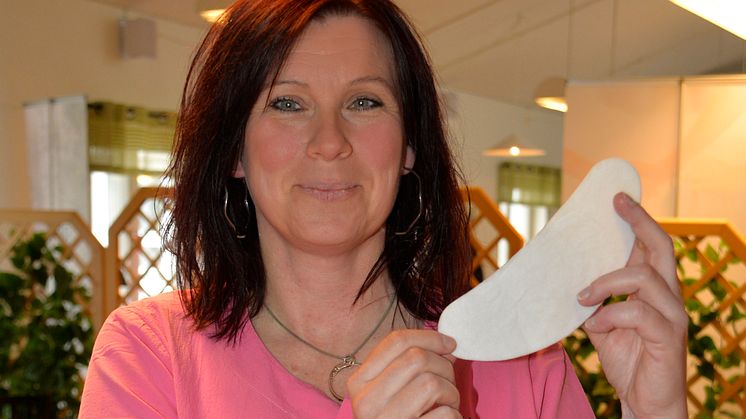 Åsa Söderlind visar "Åsa-lappen", som nu lanseras i Europa under det officiella namnet Fin-s Dry Pads.