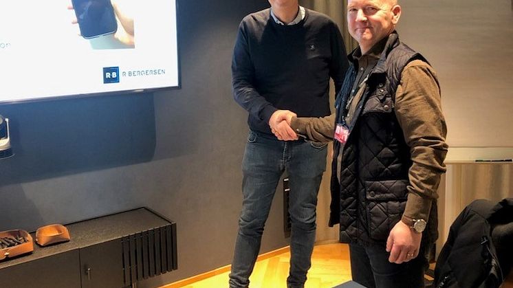 Roar Forfang, Salgssjef i R. Bergersen har signert avtalen med Knut Tore Haugen, Teknisk sjef i Aspelin Ramm