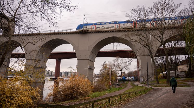 Östra Årstabron i Stockholm byggdes 1925–1929. Den renoverades 2007 då betongvalven förstärktes med ny armering och ny betong. Bakom syn Västra Årstabron som invigdes 2005. Bild: Lars-Olof Tandberg
