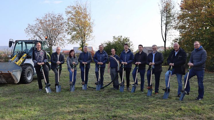 Die Bayernwerk Netz baut im Auftrag des Elektrizitätswerks Simbach das Glasfasernetz aus. Am Mittwoch war Spatenstich für den bald beginnenden Bau.
