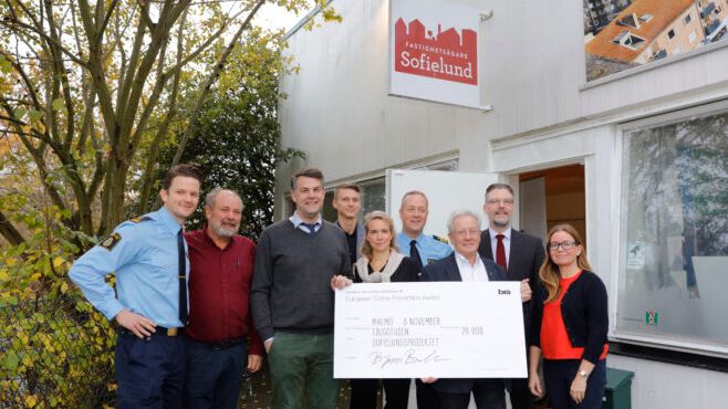 BID Sofielund vann den svenska deltävlingen till European Crime Prevention Award, ECPA. Representanter från Fastighetsägare BID Sofielund tog emot prischecken på 20 000 kronor av Brås tillförordnade generaldirektör Björn Borschos. 