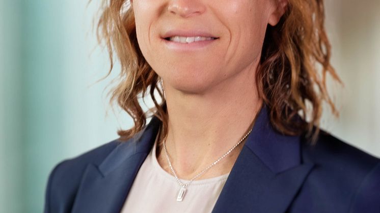 Anna_Alsborger_staende_foto_Jorgen Hildebrandt