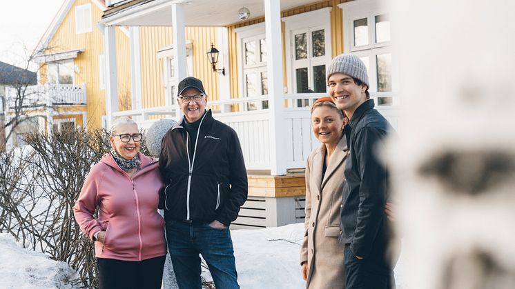 Eva och Lennart Lundmark som hyr ut sitt gårdshus till Frida Markstedt och Simon Åström. Foto: Jonas Westling.
