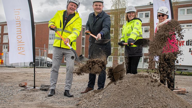 Första spadtaget för Riksbyggens seniorbostäder i Sundsvall, i Bonum Brf Grönbodal. Fr v. Fredrik Andersson, koncernchef på Contractor, Niklas Säwén, v. ordf. i kommunstyrelsen, Johanna Frelin, vd Riksbyggen och Christina Normelli, blivande boende.