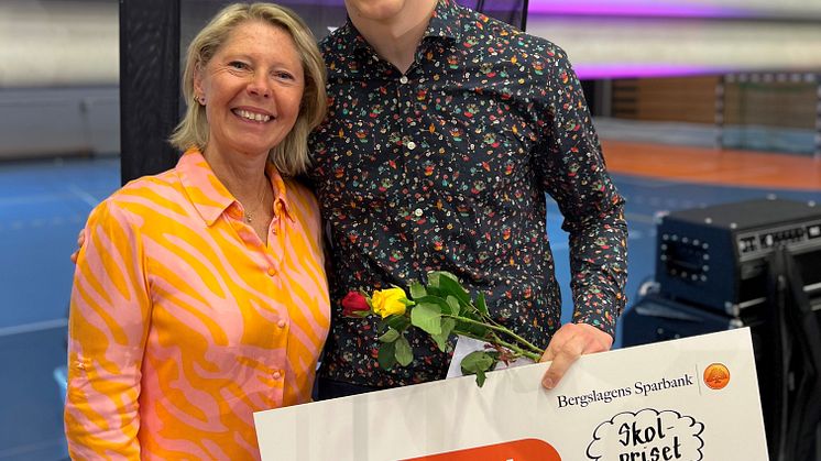 VD Cecilia Jeffner tillsammans med vinnare av Skolpriset
