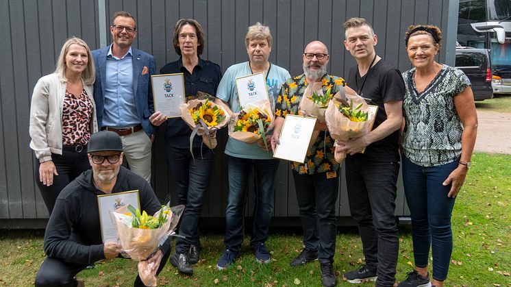 På bilden har Gyllene Tider fått diplom av Halmstads kommun för sina fantastiska insatser genom åren. Foto: Destination Halmstad