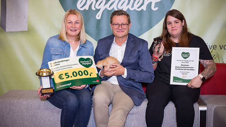 Kerstin Schwabe und Sarah Dobernig vom Tierheim Garten Eden freuen sich mit Hermann Aigner, Geschäftsführer Fressnapf Österreich über den goldenen Fressnapf
