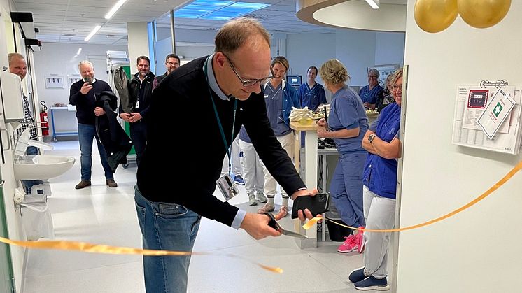Tiohundras tf VD Johan Stjernfält inviger den nya endoskopimottagningen på Norrtälje sjukhus.