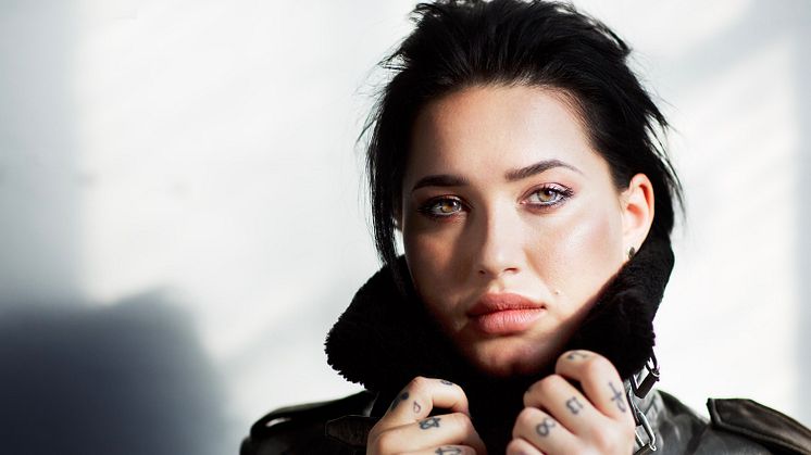 SHIRIN gjorde succé i Melodifestivalfinalen - nu släpper hon sin debutsingel "Back To The Basics"!