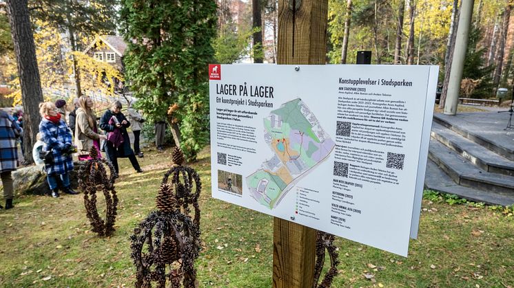 Skylt med beskrivning av projektet i Stadsparken
