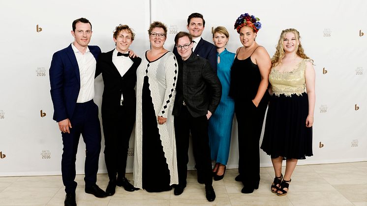 Årets Talenter 2016. Fra venstre: scenograf Franziska Zahle, skuespiller Kristoffer Helmuth, instruktør Liv Helm, skuespiller Marie Knudsen Fogh, sanger Morten Grove Frandsen, sanger Nanna Rossen, skuespiller Simon Sears og danser Tobias Praetorius.