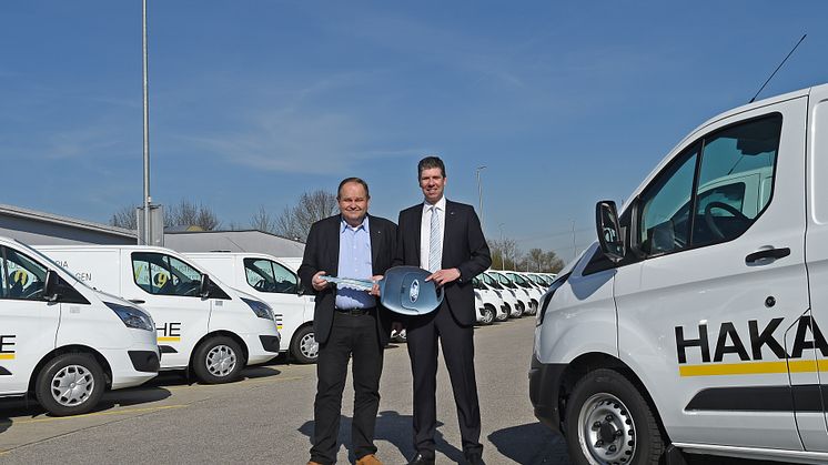 Letzte Woche wurden insgesamt 50 Ford Transit Custom von Ford Austria Großkundenverkaufsleiter Ing. Florian Weiss an den Geschäftsführer von der HAKA Küche GmbH, Herrn Gerhard Hackl, übergeben.