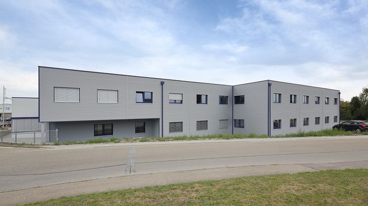 Klare Linien und die schicke Aluminium-Fassade verleihen dem Kubus moderne Eleganz.