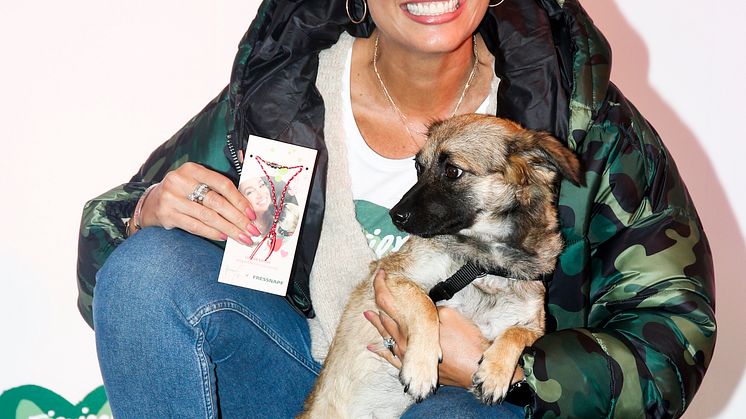 Jana Ina Zarella mit Hündin "Cici" und dem exklusiv von der beliebten Moderatorin designten Freundschaftsarmband (Foto: Fressnapf)