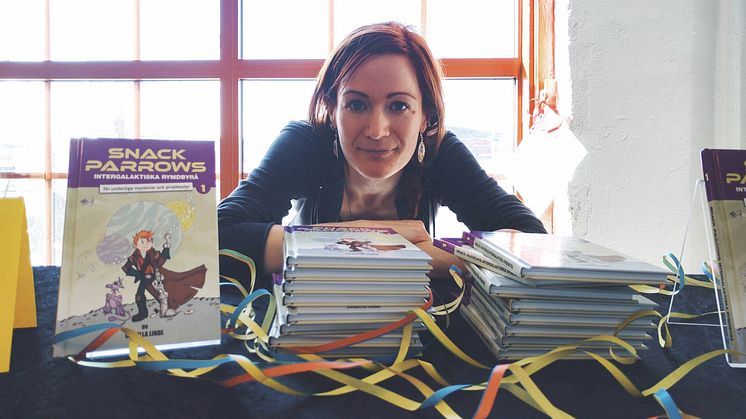 Camilla Linde har skrivit böckerna om Snack Parrow och håller workshops för barn under Vetenskapsfestivalen i Göteborg.