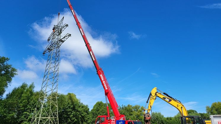 Die 110-kV-Freileitung südlich von Wendtorf kann weg. Per Kran werden die Maste zurückgebaut - Fotograf: Alexander Schulz