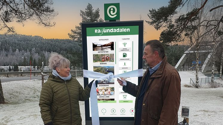 Enhetsleder Anna Märta Johansson hos Utviklingsenheten i Ragunda kommun i Sverige og Jörgen Lundin, sjef for Procon Digital AS i Sverige, ved den offisielle innvielsen av Procon DigitalTurist-kiosken ved Stugun, Ragunda kommun i Jämtland.