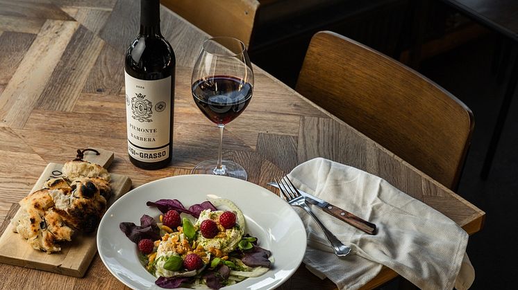 Mozzarellasallad med fänkål och lakritsvinägrett av Sandra Mastio. Perfekt till Luigi di Grassos barbera. Foto: Maria Cruseman