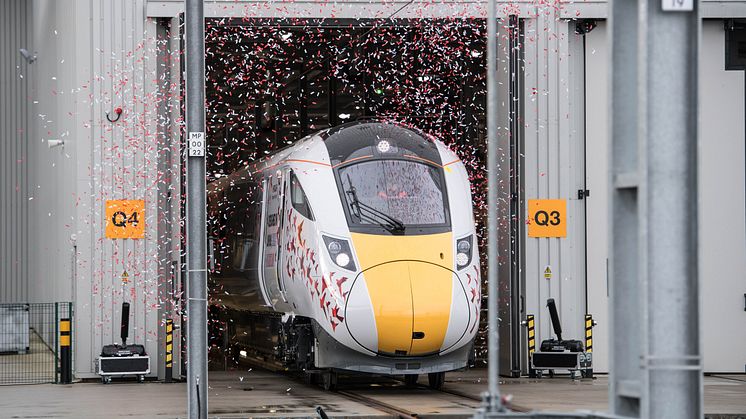 英国のニュートン・エイクリフ工場で製造した第一号車両が完成