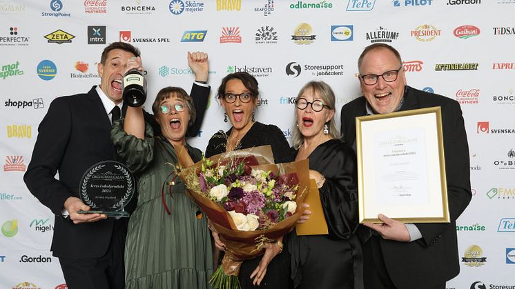 Ledningsgruppen på Kiviks Musteri tog emot priset "Årets Lokalprodukt" på Dagligvarugalan. Fr v: Daniel Gejde, Stina Andrén, Nina Hjalmarsson, Therese Josephson-Rakocevic och Thomas Jensen.  Foto: Mikael Gustavsen