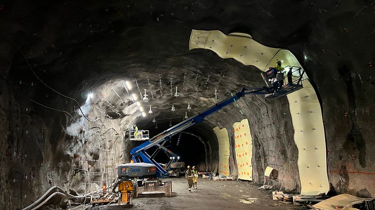 I tunnlarna sätts dräneringsmattor för att bland annat ta hand om vattendropp från taket, som kan skada kontaktledningar och andra tekniska installationer. Dräneringsmattor sätts på cirka 70 procent av tunnelytan. Bild: Implenia Sverige AB