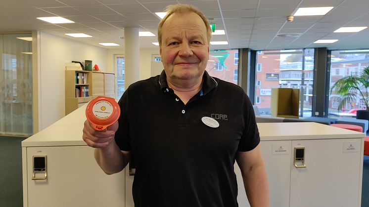 Jan Wilhelmsson, miljöingenjör på VA-avdelningen, håller i en miljötratt.