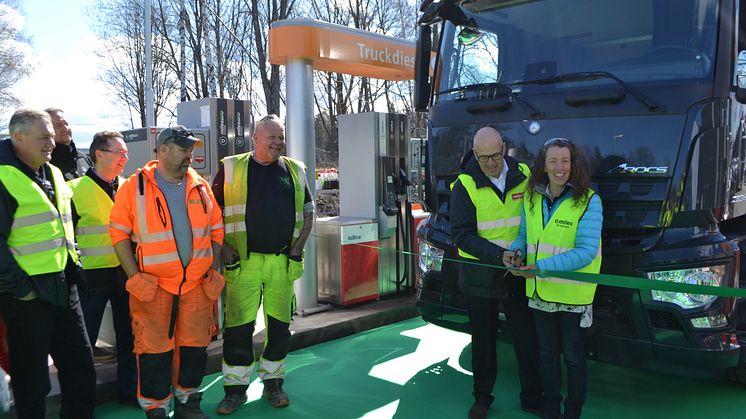 Circle K lanserar milesBIO HVO100 på cirka 20 stationer i Sverige. Här inviger Jenni Altering, Fuel Product Manager och Niklas Karlsson Nörgård, Försäljningschef Heavy Transportation milesBIO HVO100 pumpen på Circle K Skärholmen Syd.