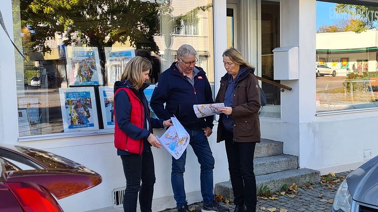 Jordbruksverkets Heléne Duvgren (till höger i bild) och SVA:s Beth Young fick på plats i Norberg information om Engelbrektsloppets planerade spårdragning av Krister Johansson. Foto: Jordbruksverket