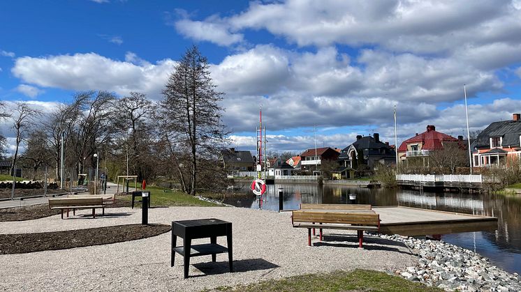 Brygga och sittplatser i Örnsroparken