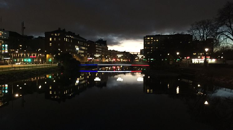 Frankrikes färger lyser från Kaptensbron 