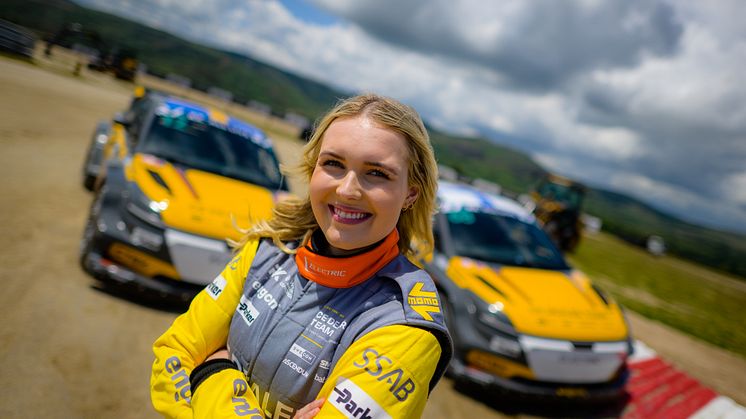 Klara Andersson, CE Dealer Team med teamets två PWR RX1e-bilar