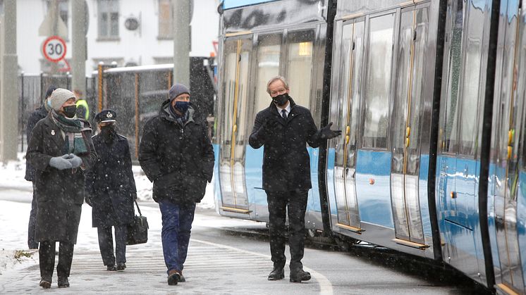 F.h.: Cato Hellesjø, konsernsjef i Sporveien, Hans Kongelige Høyhet Kronprins Haakon, ordfører i Oslo Marianne Borgen ved siden av en av Oslos nye trikker. Foto: NTB for Sporveien