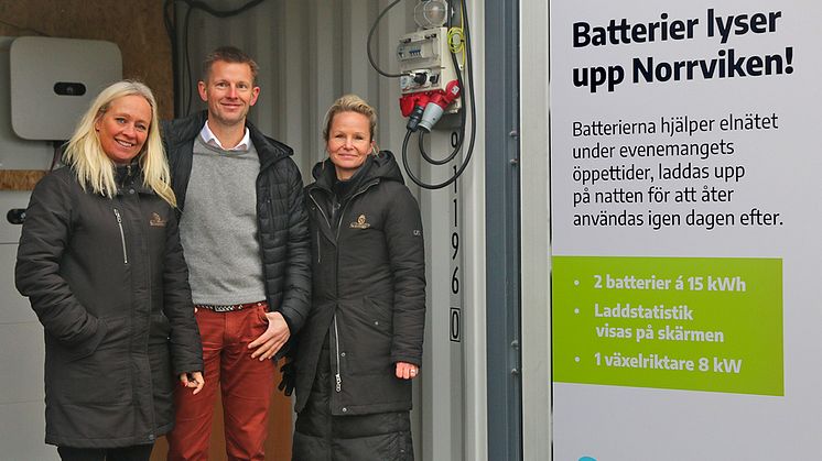 I bild fr vänster:  Camilla Berthilsson VD Norrvikens trädgårdar Alexander Jansson VD Bjäre Kraft och Ingrid Lövkrona evenemangsansvarig Norrvikens trädgårdar.