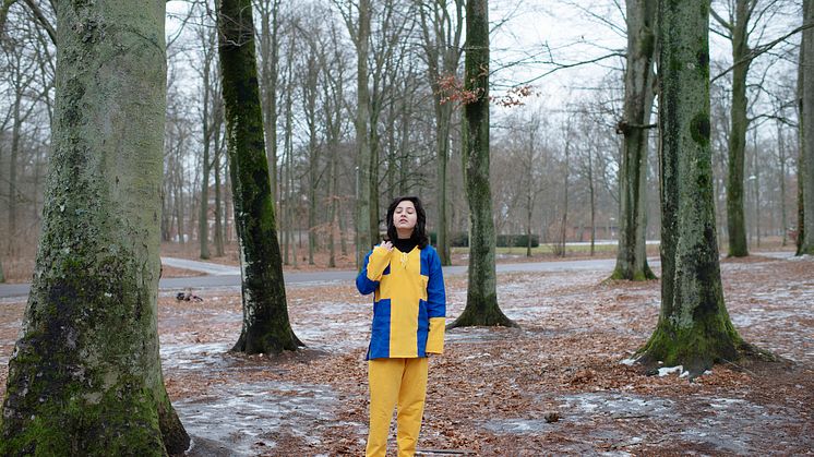  Valhall park.Husna,14, har gått i svensk skola och pratar flytande svenska. Hon kommer iklädd sin ”Sverige pyjamas” till Migrationsverket när de ska få sitt beslut. Efter 11 månader i Sverige blir de utvisade till Tyskland. Fotograf: Anna Bank/