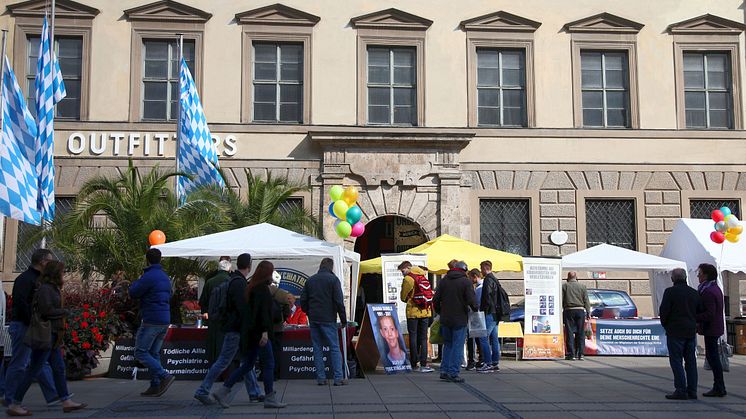 Scientologi-kyrkan firade sina 45 år i Tyskland med gatufest.