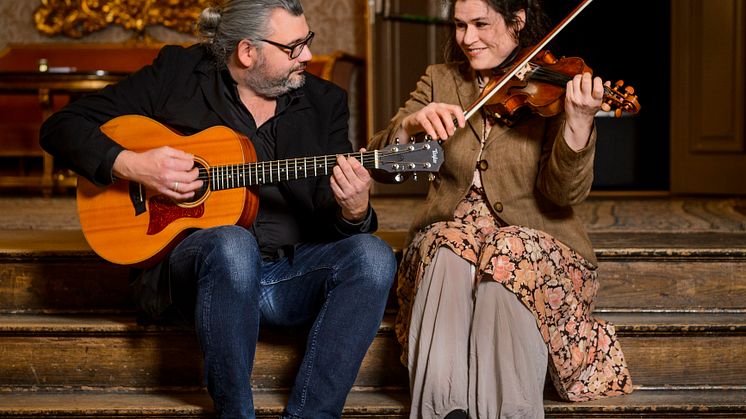 Allan Skrobe och Åsa Håkansson, musikerambassadörer i UNGA Musik i Syds integrationsprojekt Bro bro breja