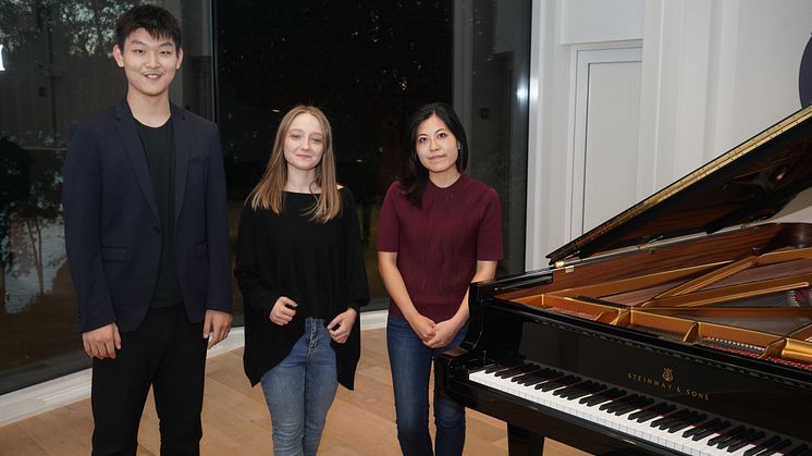 Spente finalister: Zifan Ye, Aleksandra Swigut og ﻿Fuko Ishii er klar for den forrykende finalen i Edvard Grieg Internasjonale Pianokonkurranse (foto: Dag Fosse)