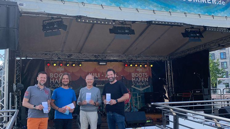 Meik Ehlers (Geschäftsführer CUP&CINO), Christian Schütze (Projektleiter Kiel-Marketing), Detlef Joschko (Vorstandsmitglied Hospiz-Initiative Kiel e.V.) und Lars Lenßen (Geschäftsführer dean&david) beim finalen Wochenende des Bootshafensommers