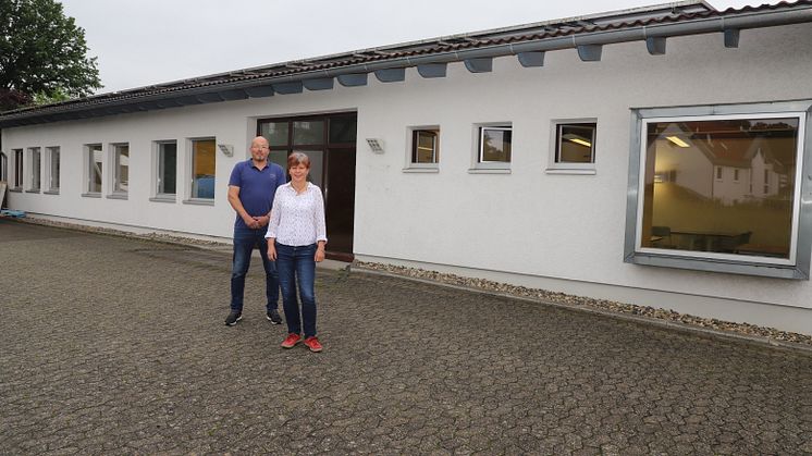 Rolf Muster, Schulleiter der Hephata-Förderschule, und Elisabeth Schindelmann, Standortleiterin Friedrich-Trost-Schule, vor dem Gebäude der ehemaligen Druckerei Plag im Treysaer Sandweg.