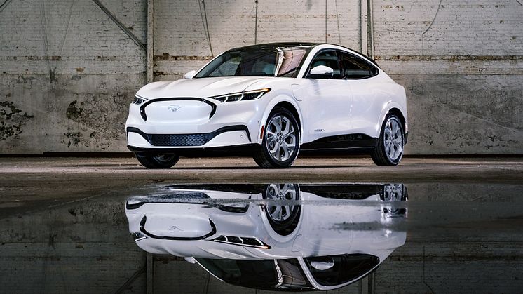 Edice Frost White využívá bílou barvu i na ikonickém logu modelu Mustang