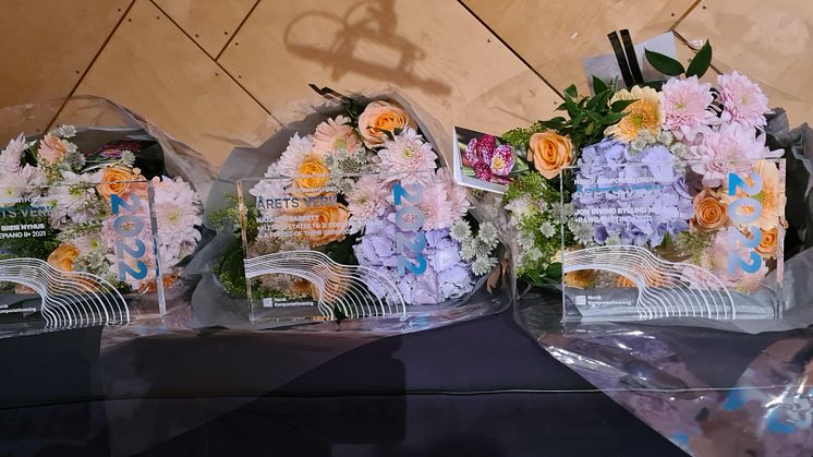 Plaketter Årets verk 2022 med blomster